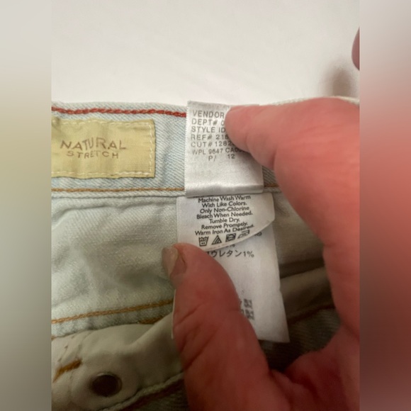 Eddie Bauer Size 8 Regular Faded Shorts with natural stretch & a raw hemline. - Picture 11 of 11